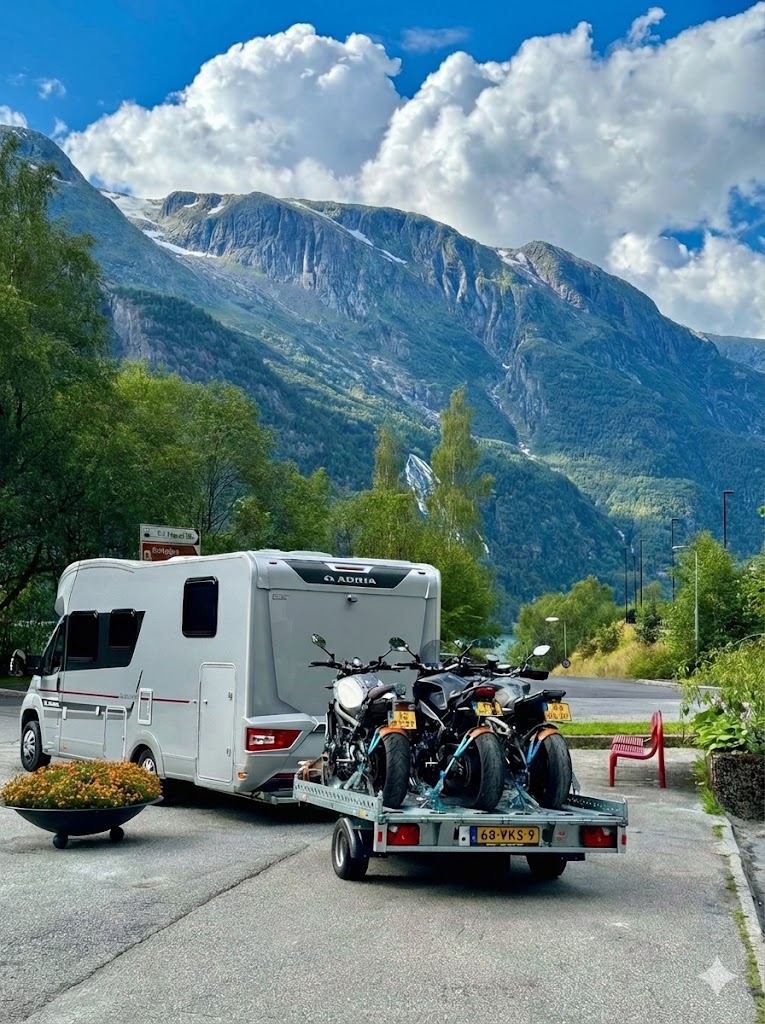 Adria Matrix camper huren met motoraanhanger voor camperreis naar Noorwegen fjorden