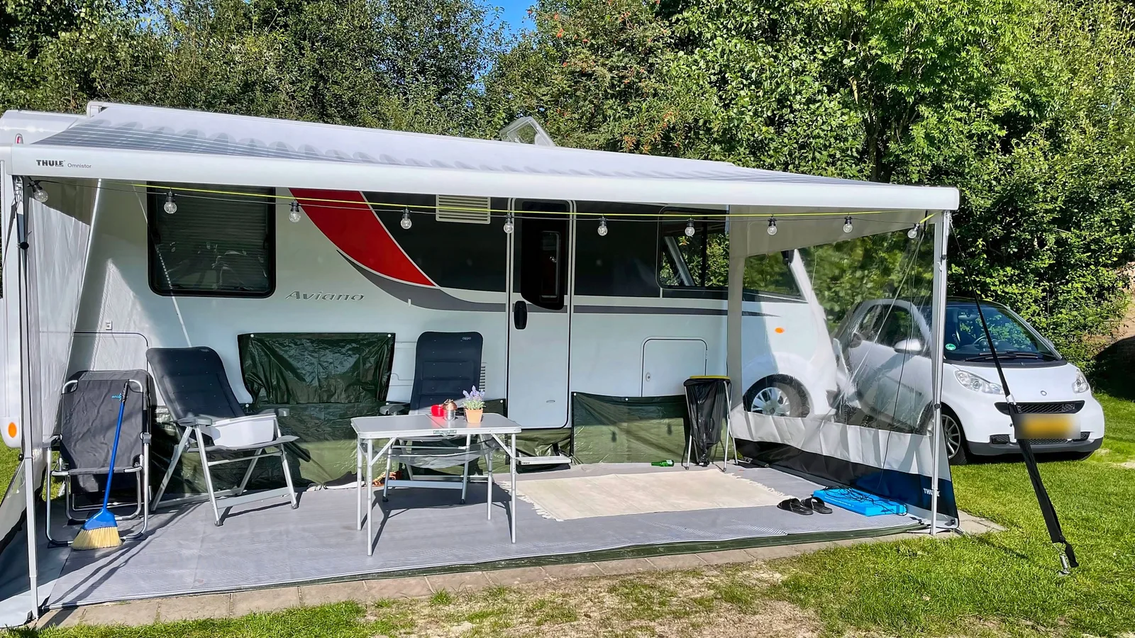 Bürstner Aviano i 700 met luifel en zonneterras op de camping