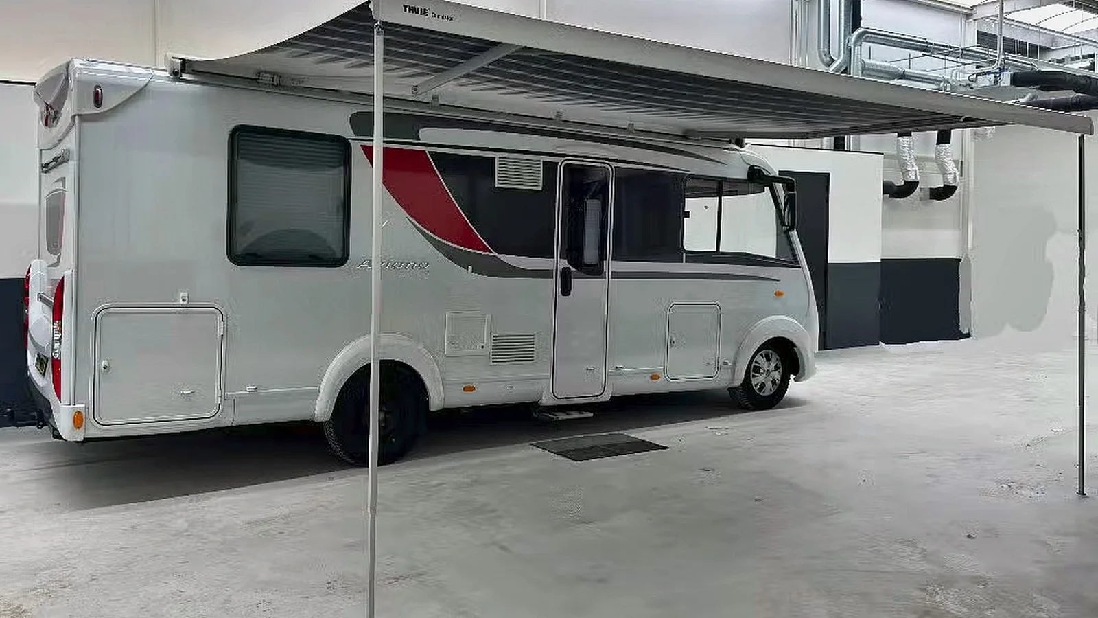 Bürstner Aviano i 700 met uitgeklapte luifel