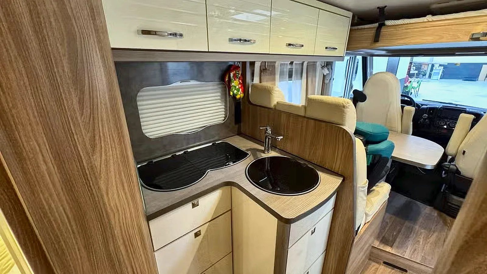 Bürstner Aviano i 700 interieur richting cabine