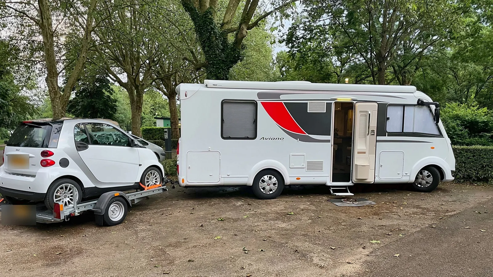 Bürstner Aviano i 700 onderweg met aanhanger