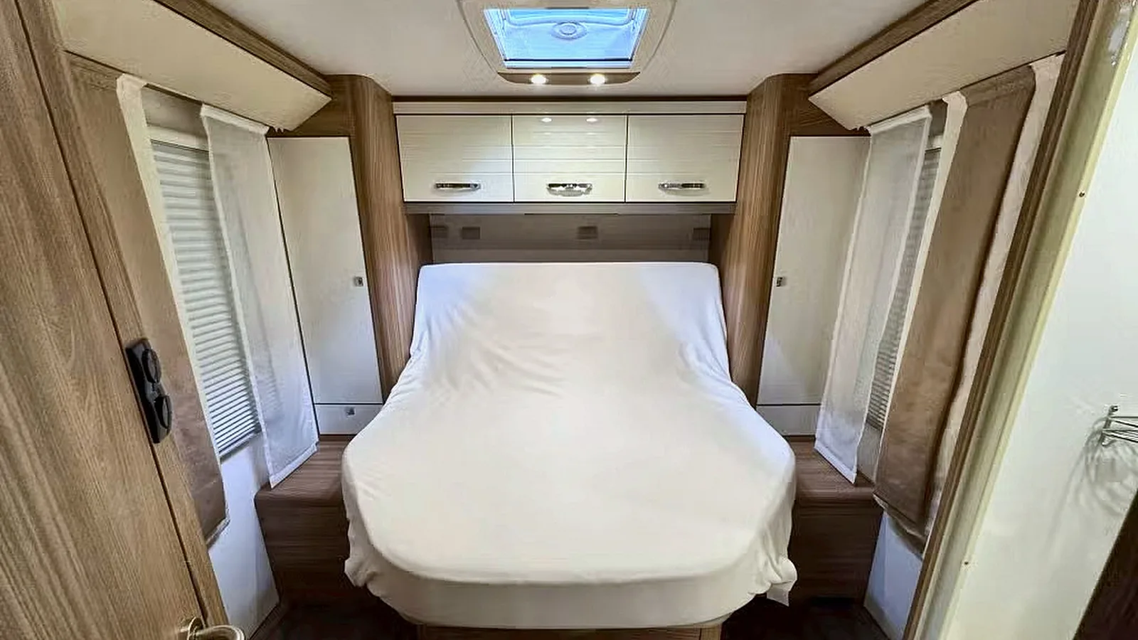 Bürstner Aviano i 700 slaapkamer met queensbed
