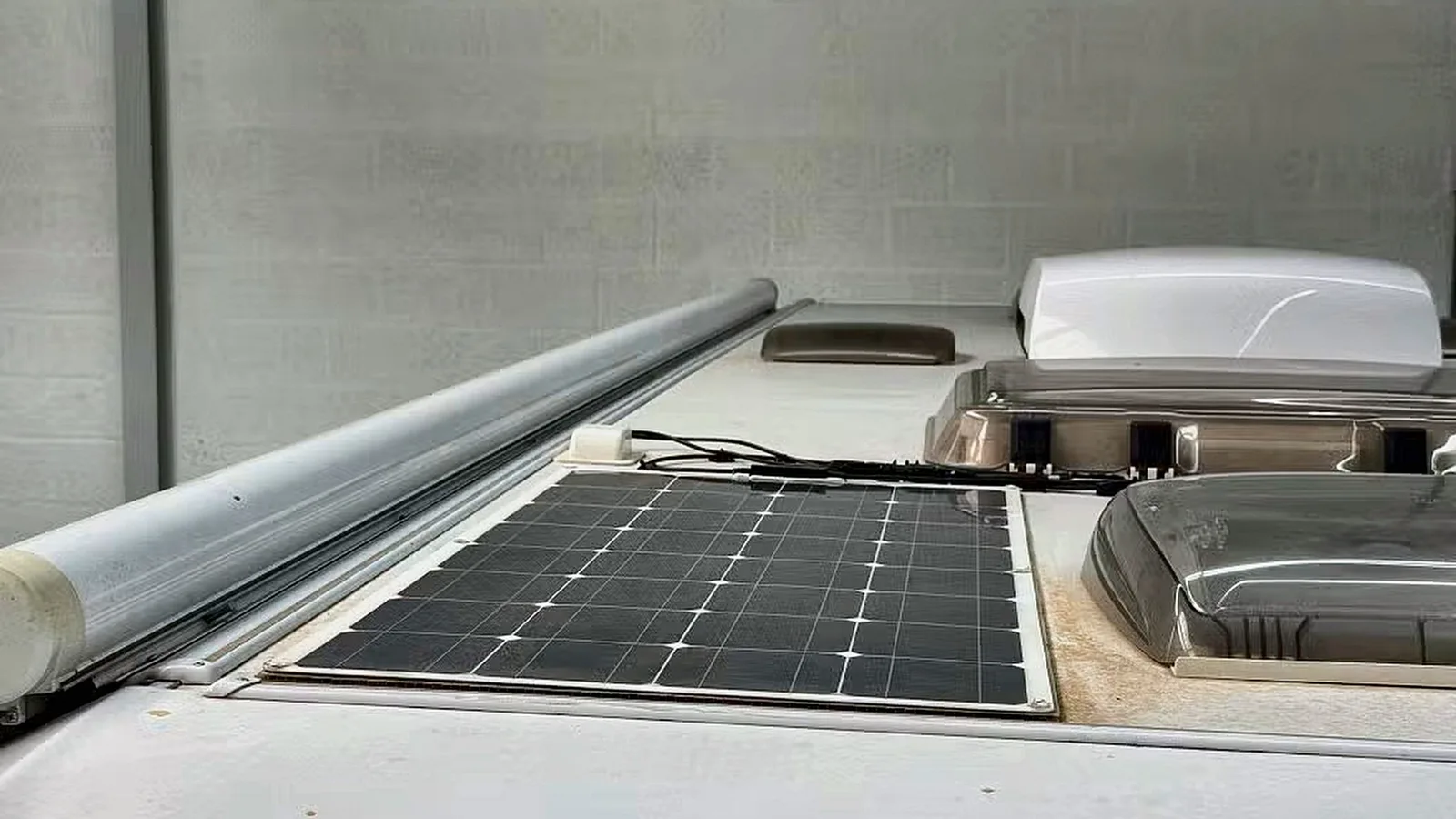 Zonnepanelen op het dak van de Bürstner Aviano i 700